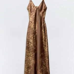 Medellång klänning i satin - Säljer denna fina helt nya klänningen från Zara. Prislappen sitter kvar.