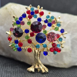 Brosch - Träd med kristaller  - Den här broschen i form av ett träd med kristaller är ca 5 × 4.2 cm. ✨️Titta igenom alla mina upplagda & köp fler saker i Bundle för att spara på frakten & få allt du köpt i ett & samma paket✨️ För att köpa med Bundle så får du först trycka i "Köp med bundle" sedan väljer du ut allt du vill köpa för att få allt på samma frakt = Billigare 👌 Om du däremot köper fler varor i olika köp blir det egen frakt för varje köp. Önskar du swisha mej, meddela mej vad du vill köpa så ordnar vi det 👌