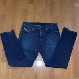 Diesel jeans  - Jeans från diesel, ny pris 1499 kvitto finns, nästan ny skick förutom att det är ett litet hål i vänster ficka fram, storlek 31 W 32 L, pris kan diskuteras💯💯