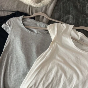 3 stycken t shirts - Tre t shirts som ej kommit till användning! Strl xs i alla🥰