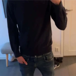 Oscar Jacobsson crewneck tröja - Nästan ny crew neck tröja från Oscar Jacobsson för ett bra pris, hör av er vid frågor osv✅‼️passar s och xs