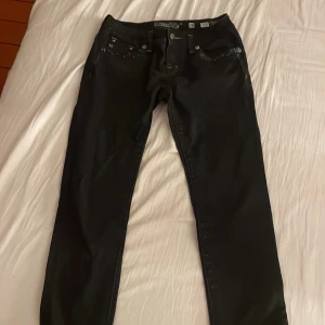 Svarta jeans med detaljer - Snygga svarta Miss Me jeans med coola svarta deltaljer och som ej har några defekter! Storlek 28 och på jeansen står det mid-Rise skinny💗priset kan diskuteras☺️