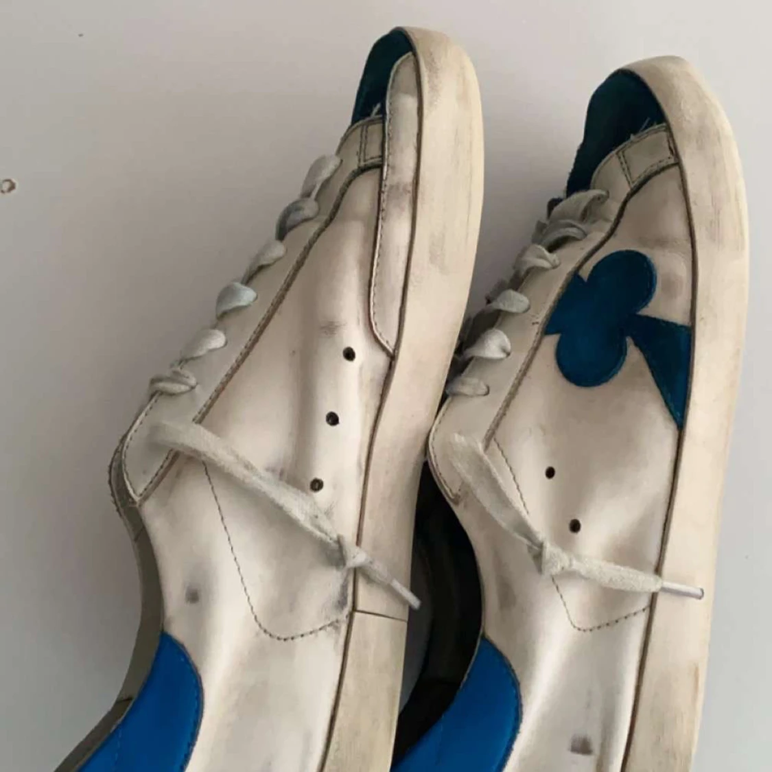 Vita sneakers med blå detaljer från The Gallerist - 1