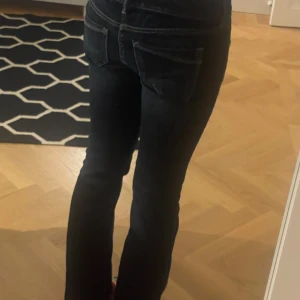 Lowwaist bootcut jeans - Lowwaist bootcut jeans från express. Står ingen strl men jag är strl S.