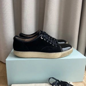 Lanvins - Snygga mörkblåa Lanvins | Storlek uk: 9 - motsvarar: 43/44 - Skick: 7,5/10 - Köpta på care of carl.