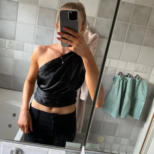 Festtopp från NA-KD - Superfin Festtopp från NA-KD, endast använd 1 gång!💕 har satt tejp på sidorna för att den inte ska glida så mycket och därav märkena men är absolut inget som syns när man har på sig den vilket man ser på bilderna🫶🏼🫶🏼