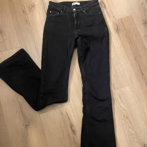 Svarta jeans från Ginatricot  - Svarta mid waist jeans från Ginatricot, säljer då de inte kommer till användning💞