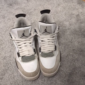 Jordan 4 military black  - Snygga Jordan 4 military black, använda, lite trasiga 