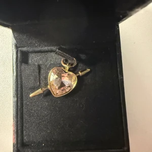 (Klicka inte på köp nu )Maria Nilsdotter liknande berlock  - Säljer fett Maria Nilsdotter likna den berlock vet inte vad det är ifrån ❤️