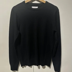 Vailent merinoull tröja herr - Säljer en stilren svart tröja från Vailent i mjuk merinoull. Storlek XS men passar även S, Endast andvänd 1 gång!