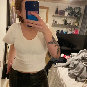 Topp - Säljer denna otroligt snygga och stilrena topp som aldrig kommit till användning utan bara prövad. Sitter som en smäck och med puff ärmar, även öppen i ryggen med knyte. Står ingen storlek men passar Xs/S/M, då den är stretchig🩷😊