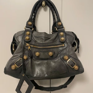 Mörkgrön axelväska med gulddetaljer - Snygg mörkgrön Balenciaga citybag!💚Köpt för 8000 kr. Skriv för fler bilder! 