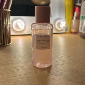 Glow Recipe Toner - Säljer en Glow Recipe Watermelon Glow PHA + BHA Pore-Tight Toner. Den kommer i en söt rosa flaska med skruvlock. Mycket kvar! Nypris 200kr säljer för 100!🤗