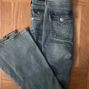 True religion jeans  - Super fina true religion jeans i mycket fint skick💕 använd fåtal ggr💕passar mig med storlek 32-34