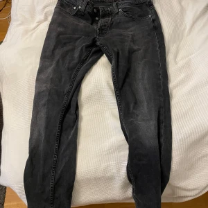 Nudie Jeans  - Mörkgrå Nudie jeans i modellen Grim Tim.                 Storlek 32/33.                                                         skick 9,5/10, endast använda ett fåtal gånger