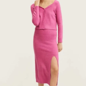 Rosa stickad set - Rosa stickat set från Mango, bara använd en gång. Strl xs men passar även s💗