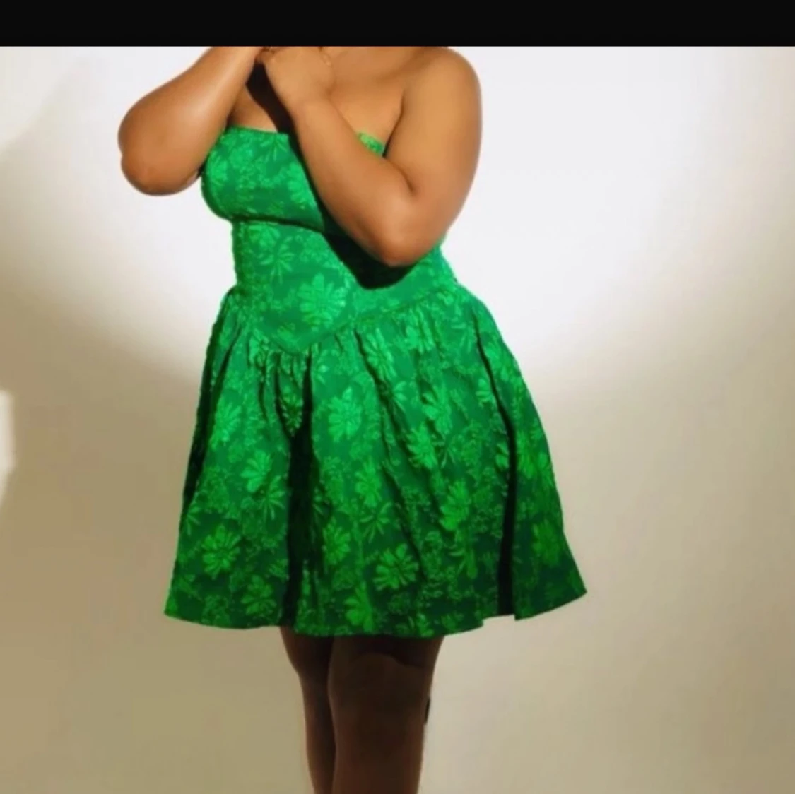 Grön axelbandslös klänning