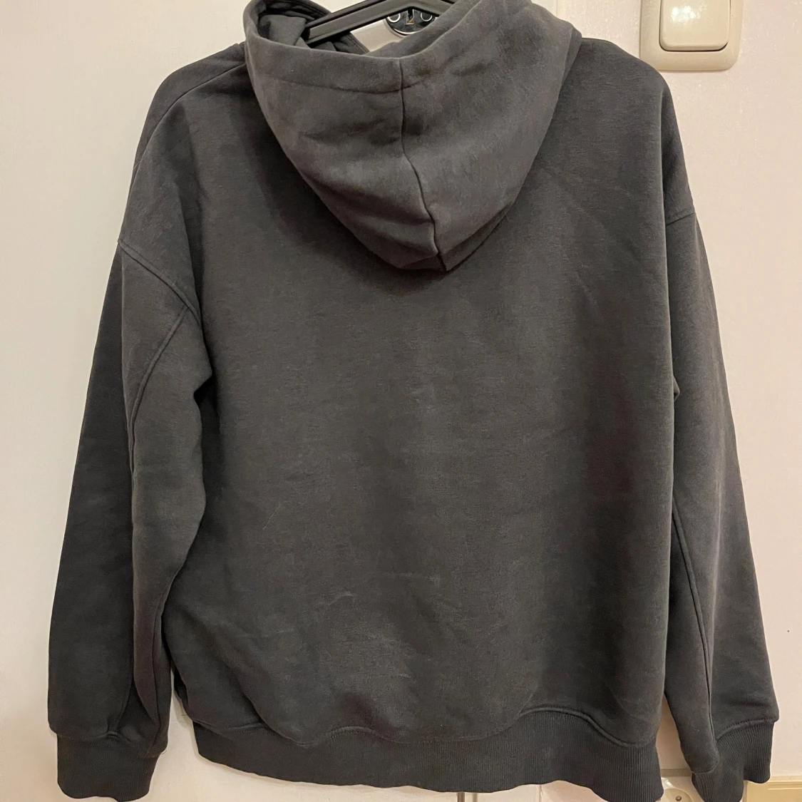 Mörkgrå hoodie - 2