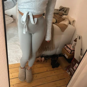 Zara - Ljusgrå ribbade leggings från zara, strl xs/s 🤎