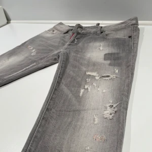 Dsquared2 jeans - Säljer ett par feta dsquared2 jeans som ör väldigt små skulle säga att dom passar någon runt 155 cm lång dom har en zip som är tradig men den kan man laga enkelt.
