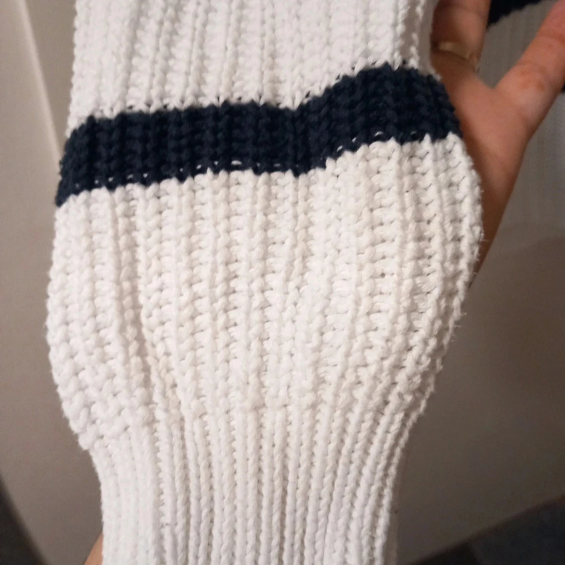 Vit och svart randig stickad tröja - 1