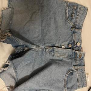 Säljer ett par snygga blå jeansshorts från Junkyard. De är lite baggy, som jorts. Snygga till sommaren för en cool stil. Aldrig använt.