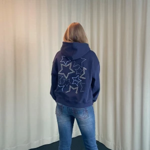 Mörkblå hoodie med stjärnor - Jättesnygg mörkblåhoodie med rhinestones och broderi! Helt ny🌟