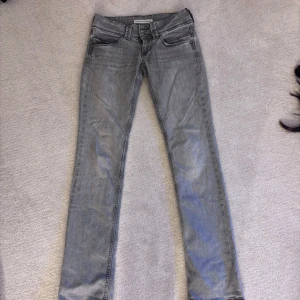 Grå pepe jeans - Snygga grå jeansbyxor med en klassisk femficksdesign och knappgylf. Byxorna är bootcut och är perfekta för en avslappnad stil. De är tillverkade i ett slitstarkt material som ger en bekväm känsla hela dagen. Lågmidjade. Säljer då dom har blivit för små. 