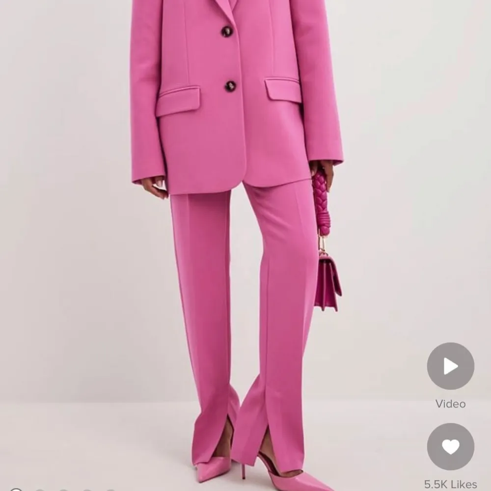 Kostymbyxor har en slits vid anklarna. Perfekt för en färgstark look, i nyskick, frakt tillkommer! . Puvut & Bleiserit.