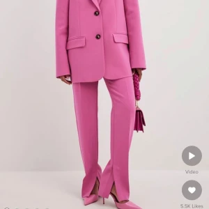 Rosa kostymbyxor - Kostymbyxor har en slits vid anklarna. Perfekt för en färgstark look, i nyskick, frakt tillkommer! 