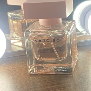 Narciso Rodriguez - Cristal - Narciso Rodriguez’s Cristal I 30ml. På bild 2 kan ni se kvarstående mängd vilket är ungefär 25ml. På bild 3 och 4 är parfymens noter. Säljer för den kommer ej till användning och jag har en annan blommig parfym som passar mig bättre