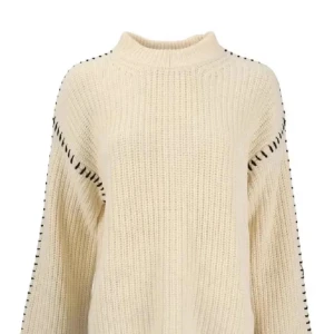 Beige stickad tröja med svarta detaljer - Säljer en mysig beige stickad tröja med svarta sömdetaljer längs ärmarna. Tröjan har en avslappnad passform och långa ärmar, perfekt för kyligare dagar. Den är både stilren och bekväm, ett måste i garderoben! Storlek M💕