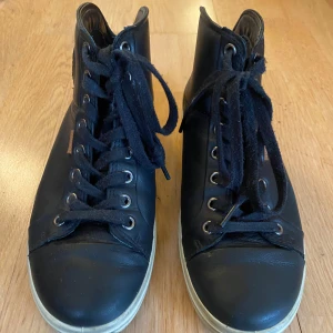 Svarta sneakers med snörning - Ecco street sneakers i svart skinn.  Sparsamt använda, välvårdade. 