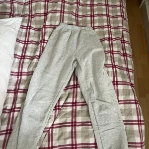 Grå mjukisbyxor från Gina Tricot - Säljer ett par grå mjukisbyxor från Gina Tricot. Använda några gånger men är i bra skick.