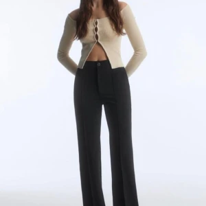 Svarta kostymbyxor - Säljer Dessa svarta kostymbyxor från bershka. Alright använda så prislappen är kvar. Storlek S/Xs. Köptes för runt 359 säljer för 200. 