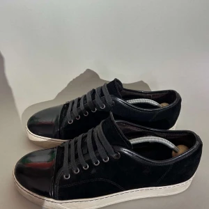 Svarta lanvins - Snygga Lanvin med en stilren design. Skorna har en blank tå och snörning. skorna är 8/10 skick och kvitto tillkommer även. hör av er om det är fler fråger!