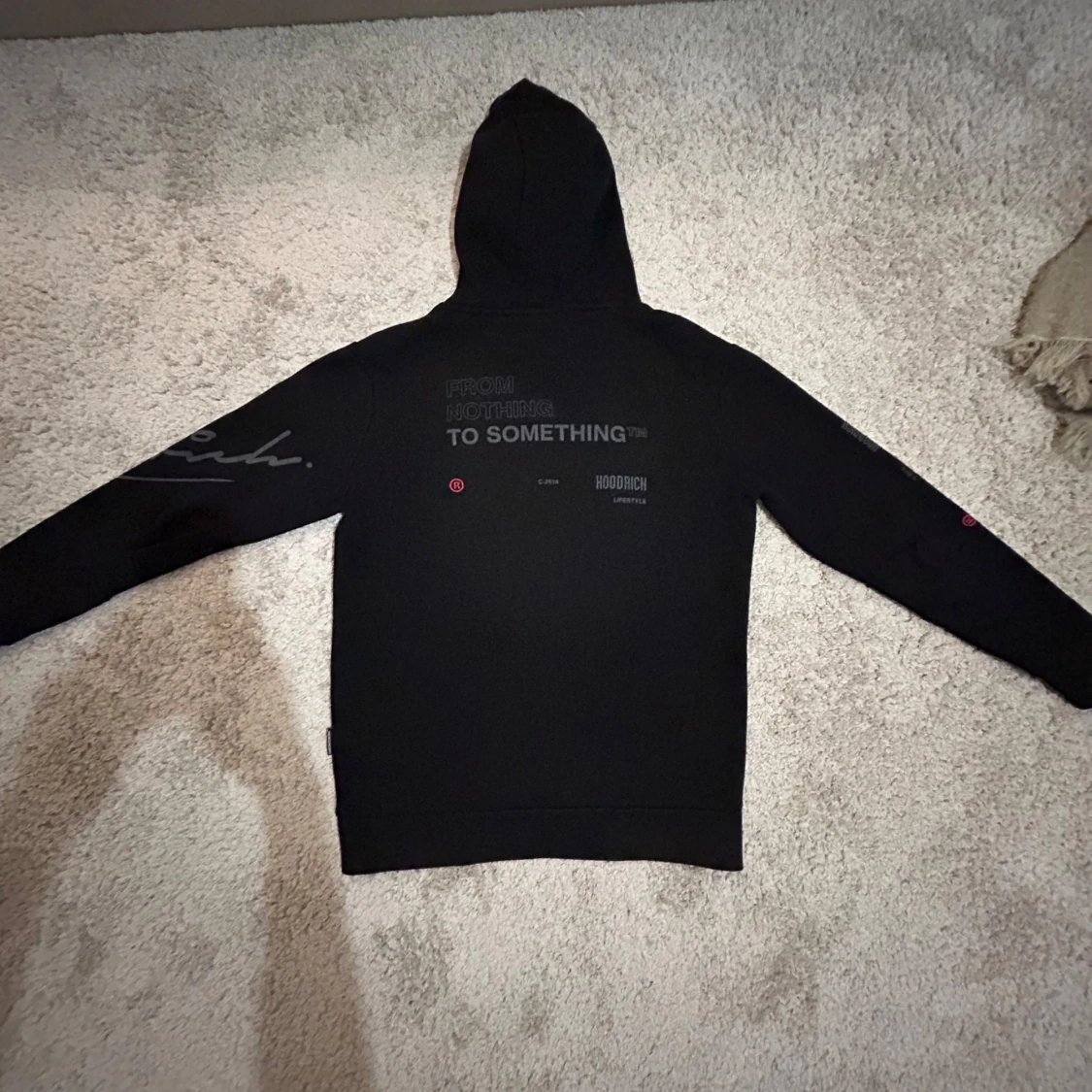 Svart hoodie från Hoodrich - 1