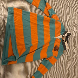 Långärmad Gant tröja  - Hej säljer en Gant långärmad tröja perfekt för dig som tycker om Gant! 