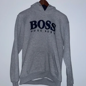 Hugo Boss hoodie - Hugo boss hoodie storlek M, har några fläckar på sig som inte syns mycket, bekvämt att ha på sig. Texten är mörk blåa👍