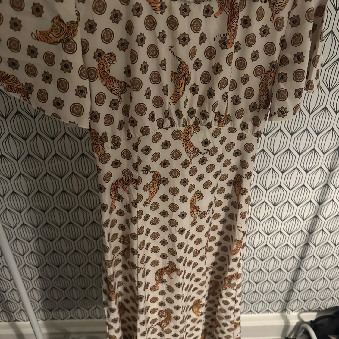 Mönstrad klänning med tigrar - 1