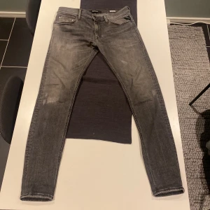Replay jeans - Replay jeans med slitningar i slim fit  bra skick 8/10  storlek 32/32