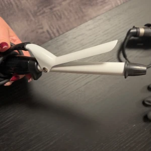 Locktång från Philips - Säljer en locktång från Philips med svart handtag och vit klämma. Den är testad 1-2 gånger. Har haft den i 2 år men aldrig använt den på hela håret. 