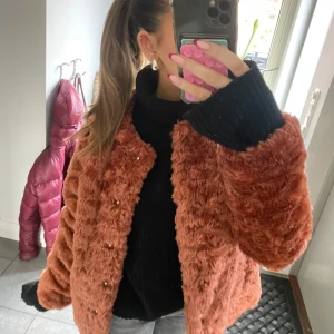  teddyjacka - Mysig teddyjacka med långa ärmar och knappar framtill. Perfekt för kyliga dagar när du vill hålla dig varm. Jackan har en fluffig textur. Har aldrig använt den!