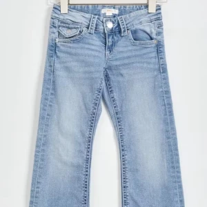 Ljusblå bootcut jeans - Snygga ljusblå bootcut jeans med klassisk femficksdesign och knappdetaljer. Med låg midja 