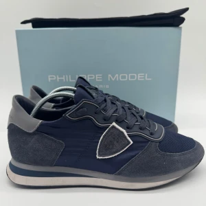 NYA PHILIPPE MODEL TRPZ - Nya Philippemodel TRPZ - Skick: 10/10 - Tillbehör: Box, Dustbag, Kort - Storlek 40 sitter som 41 - Nypris ca 3700kr - Deluxecloset