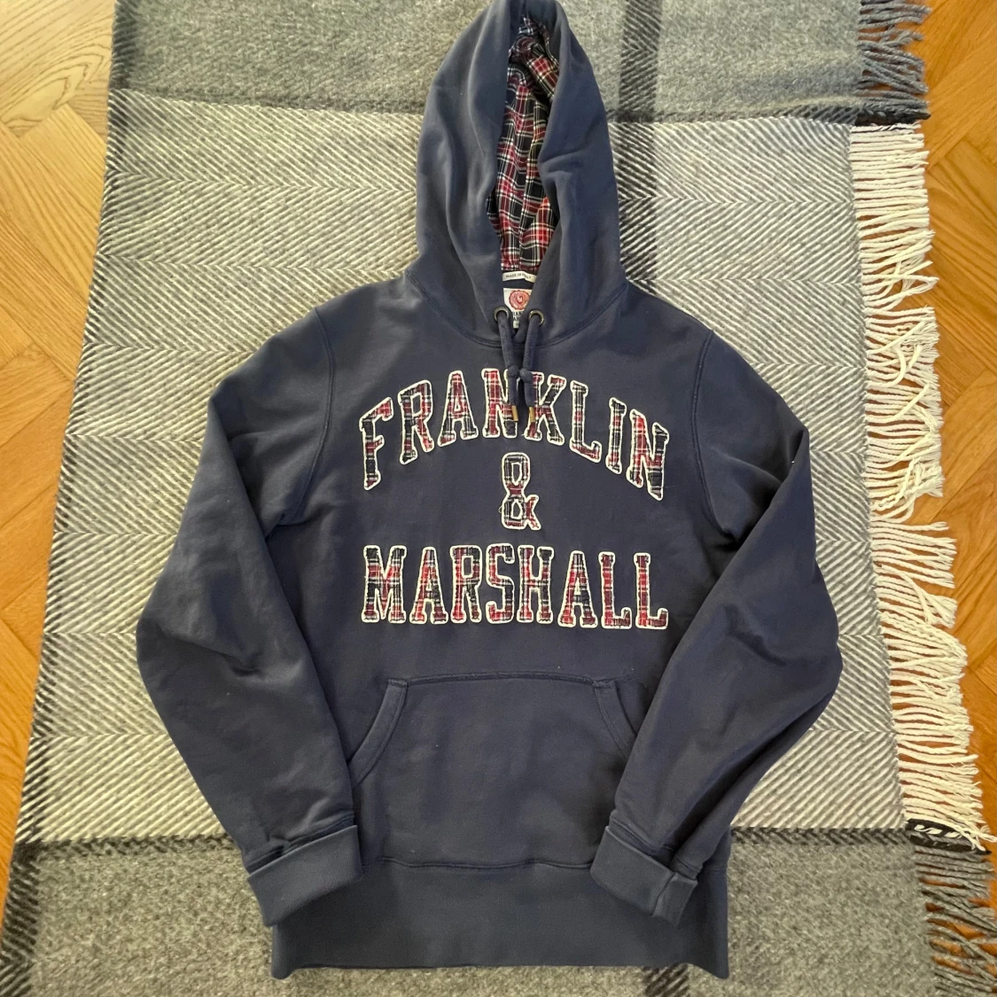 Blå hoodie från Franklin & Marshall