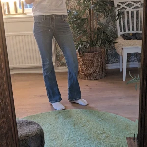 Blå bootcut jeans med broderade fickor - Snygga blå bootcut jeans med broderade detaljer på bakfickorna. Super sköna i materialet tyvärr lite korta för mig men passar bra annars är 167cm. Nypris ca 900kr mitt pris: 600kr