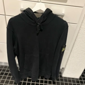 Stone Island hoodie svart - Stone island hoodie med patch. Storlek M, skick 9/10. Tag funkar. Nypris ca. 3300kr. Mitt pris 1500kr. Fler bilder kan skickas.