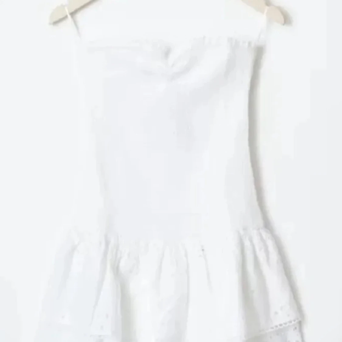 Vit axelbandslös klänning - 1