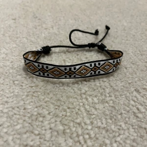 Flätat Armband Gul - Snygg eftertraktat flätat armband. Vid minsta fråga eller fundering hör av er🤝